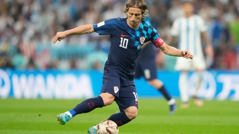 CM trong Bóng Đá Là Gì? Tìm Hiểu Vai Trò Tiền Vệ Trung Tâm 6 Luka Modric – Người Truyền Cảm Hứng Bất Tận