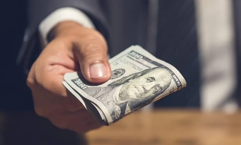 Nằm Mơ Thấy Đàn Ông Cho Tiền Đánh Số Gì Bao Ăn? 8 Mơ thấy đàn ông cho tiền ở nơi xa lạ