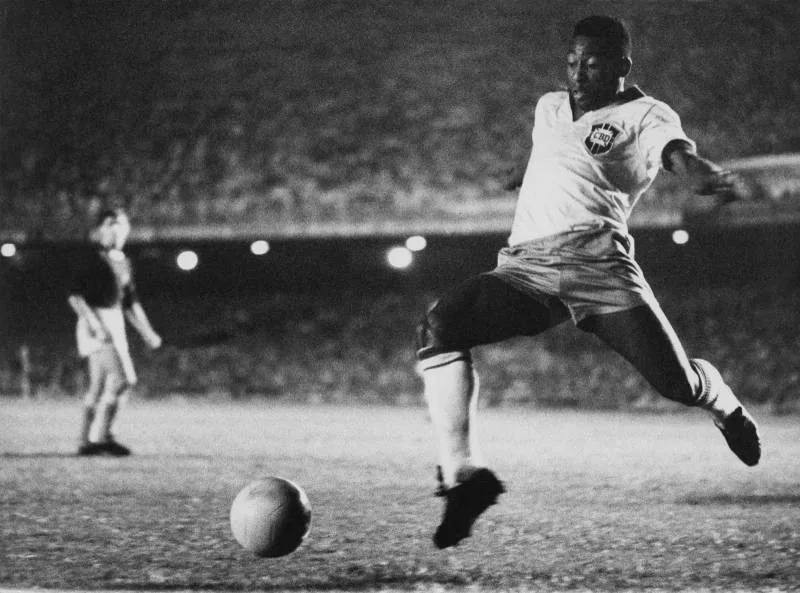 CF Trong Bóng Đá Là Gì? Vai Trò Và Ý Nghĩa Của Tiền Đạo Trung Tâm 4 Pelé – Biểu Tượng Bất Tử Của CF