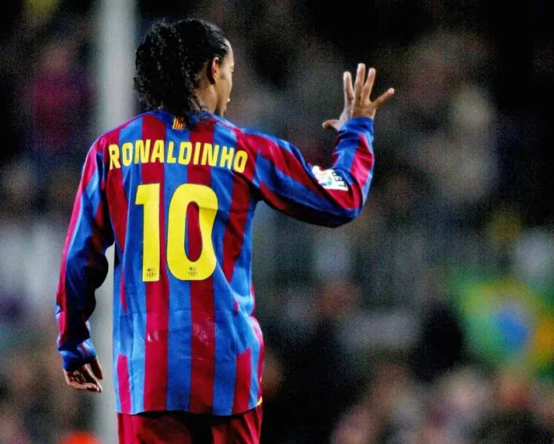 Những Cầu Thủ Mang Áo Số 10 Xuất Sắc Trong Bóng Đá 6 Ronaldinho – Phù Thủy Đầy Cảm Hứng