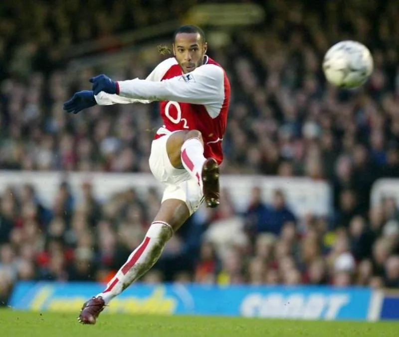 CF Trong Bóng Đá Là Gì? Vai Trò Và Ý Nghĩa Của Tiền Đạo Trung Tâm 6 Thierry Henry – Nghệ Sĩ Sân Cỏ Của Arsenal