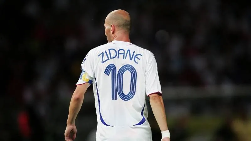 Những Cầu Thủ Mang Áo Số 10 Xuất Sắc Trong Bóng Đá 7 Zinedine Zidane – Biểu Tượng Của Sự Thanh Lịch